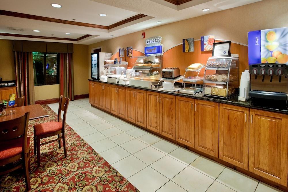 Holiday Inn Express Hotel & Suites Kinston By Ihg Екстериор снимка